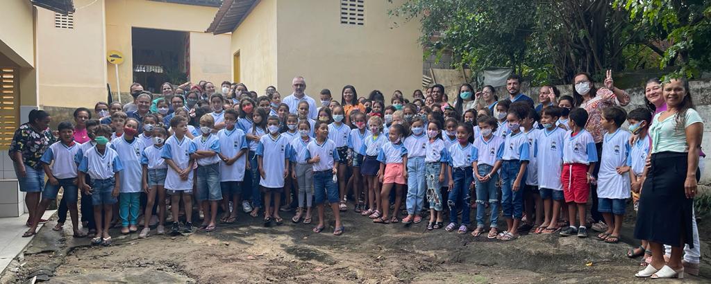 Prefeitura de Ouro Branco entrega fardamento para todos os alunos