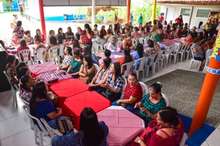 Secretaria de Educação promove ação em reconhecimento e valorização das merendeiras e realiza entrega de fardamentos