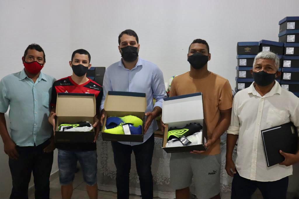 Prefeitura De Santana Do Mundaú Realiza Entrega De Uniformes E Materiais Esportivos Ama 