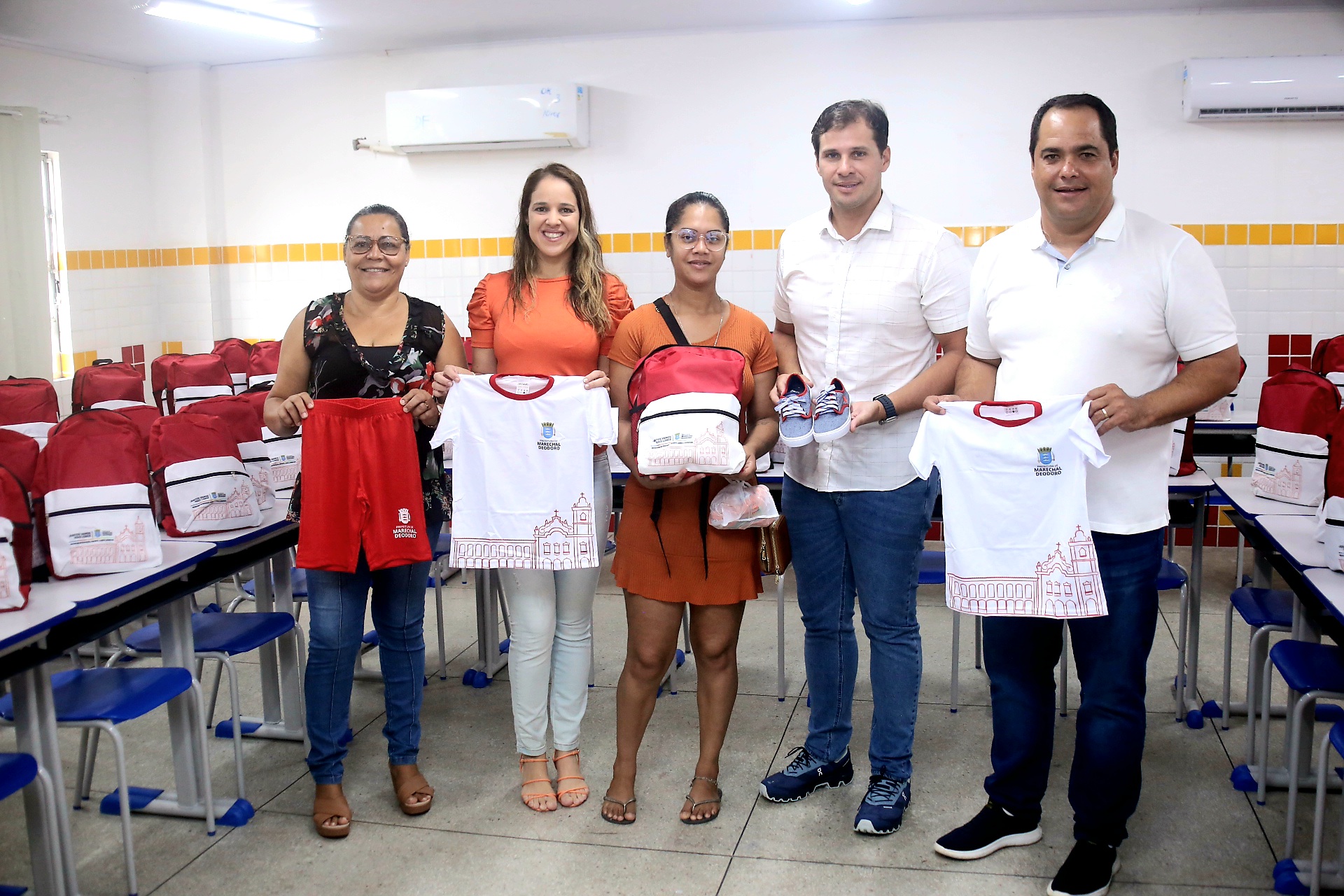 Prefeitura de Ouro Branco entrega fardamento para todos os alunos