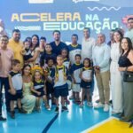 Prefeito de Santana do Mundaú assina OS para reforma de escola e apresenta novos fardamentos, mochilas e kits escolares