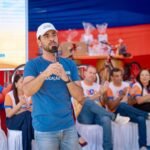 Prefeito de Santana do Mundaú realiza lançamento dos fardamentos e kits escolares dos estudantes e assina Ordem de Serviço para reforma de escola