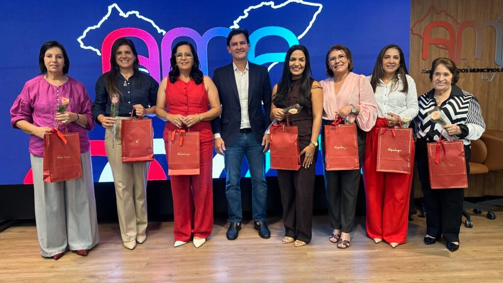 AMA homenageia mulheres em reunião com prefeitos e gestores municipais