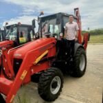 Prefeito Jorge Galvão recebe uma nova retroescavadeira para apoiar a infraestrutura de Jundiá