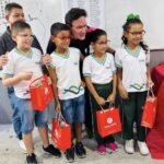 Prefeito Jorge Galvão faz a entrega de óculos do programa Veja Bem a alunos de Jundiá