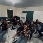 Meninas da orquestra sinfônica de Taquarana levam música em passeio de trem