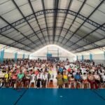 Marcela Barros entrega cestas básicas para alunos da EJA em Novo Lino
