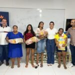Prefeita Marcela Gomes entrega cestas básicas a alunos da EJA no Assentamento Paraíso