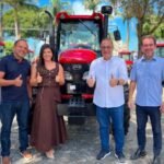 Prefeita Marcela Gomes recebe do governo estadual um novo trator para Novo Lino