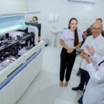 Prefeito Ronaldo Lopes visita o Laboratório Municipal e conhece equipamento revolucionário